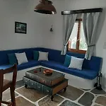 Traditional House By The Σπίτι διακοπών