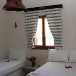 Traditional House By The Hébergement de vacances *
