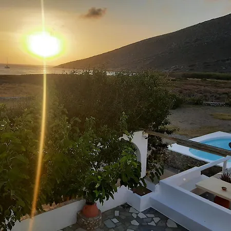 Nyaraló Traditional House By The *