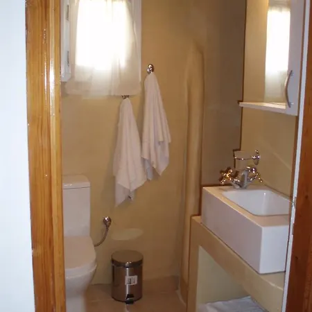 Traditional House By The Beach *