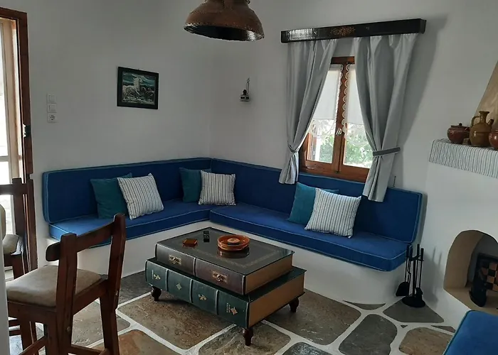 Traditional House By The 別荘